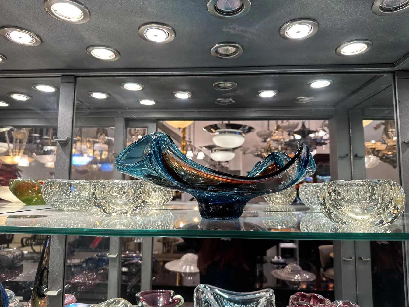 ausgestelltes murano-glasstück, blaue farbe mit details