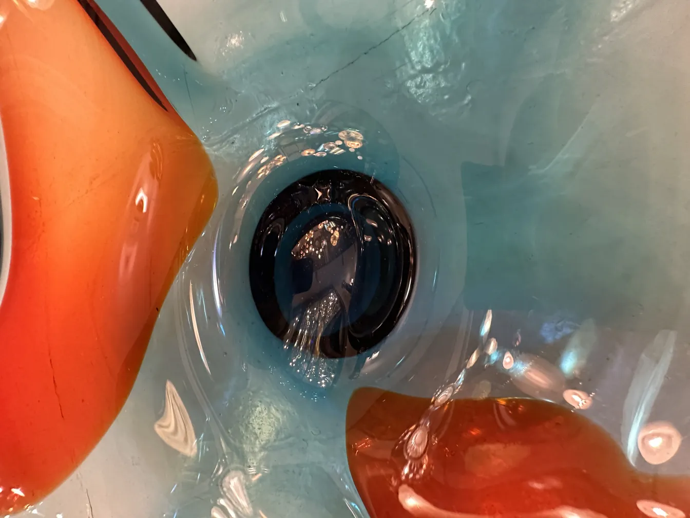 detalle colorido de cristal de murano en tonos azules y naranjas