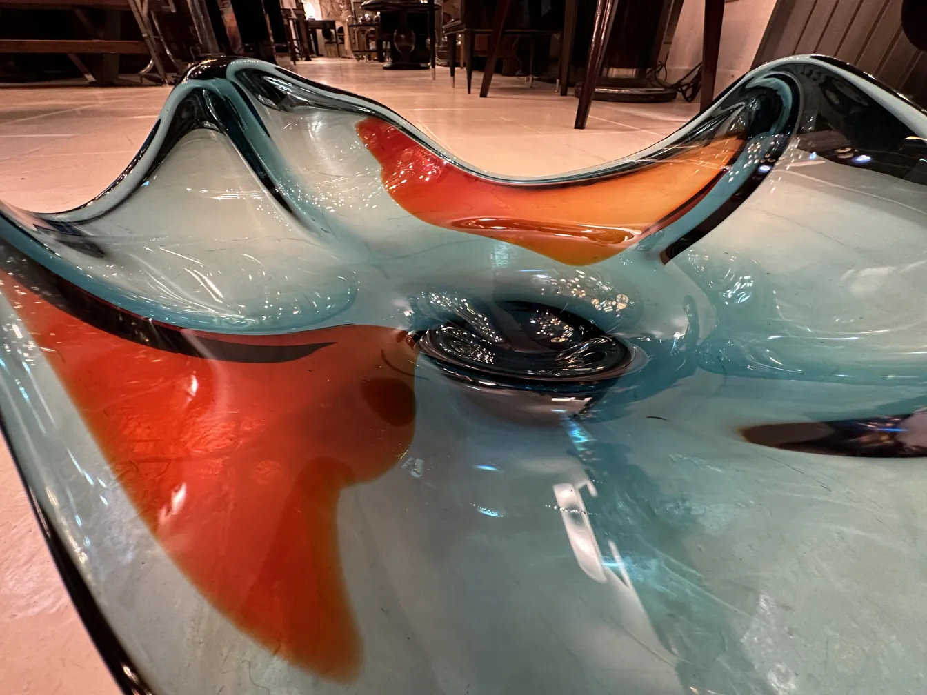 lindo cristal de murano em tons de azul e laranja