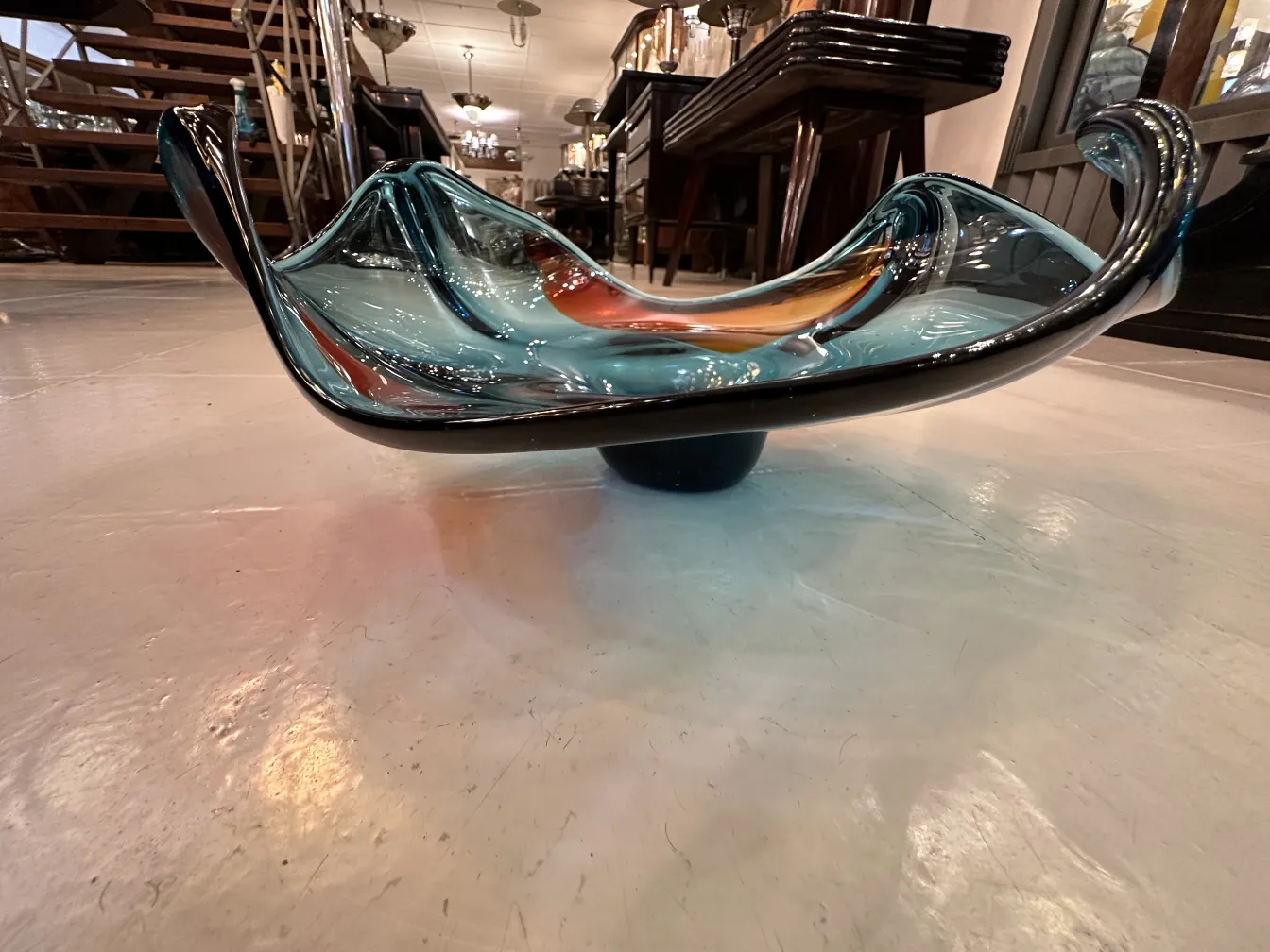 piatto in vetro di murano con forma ondulata in tonalità blu e arancioni