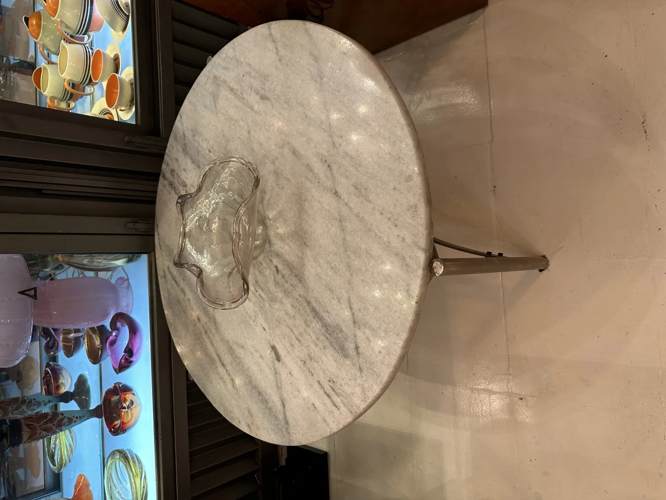 装饰古董穆拉诺玻璃在圆桌上，背景是古董