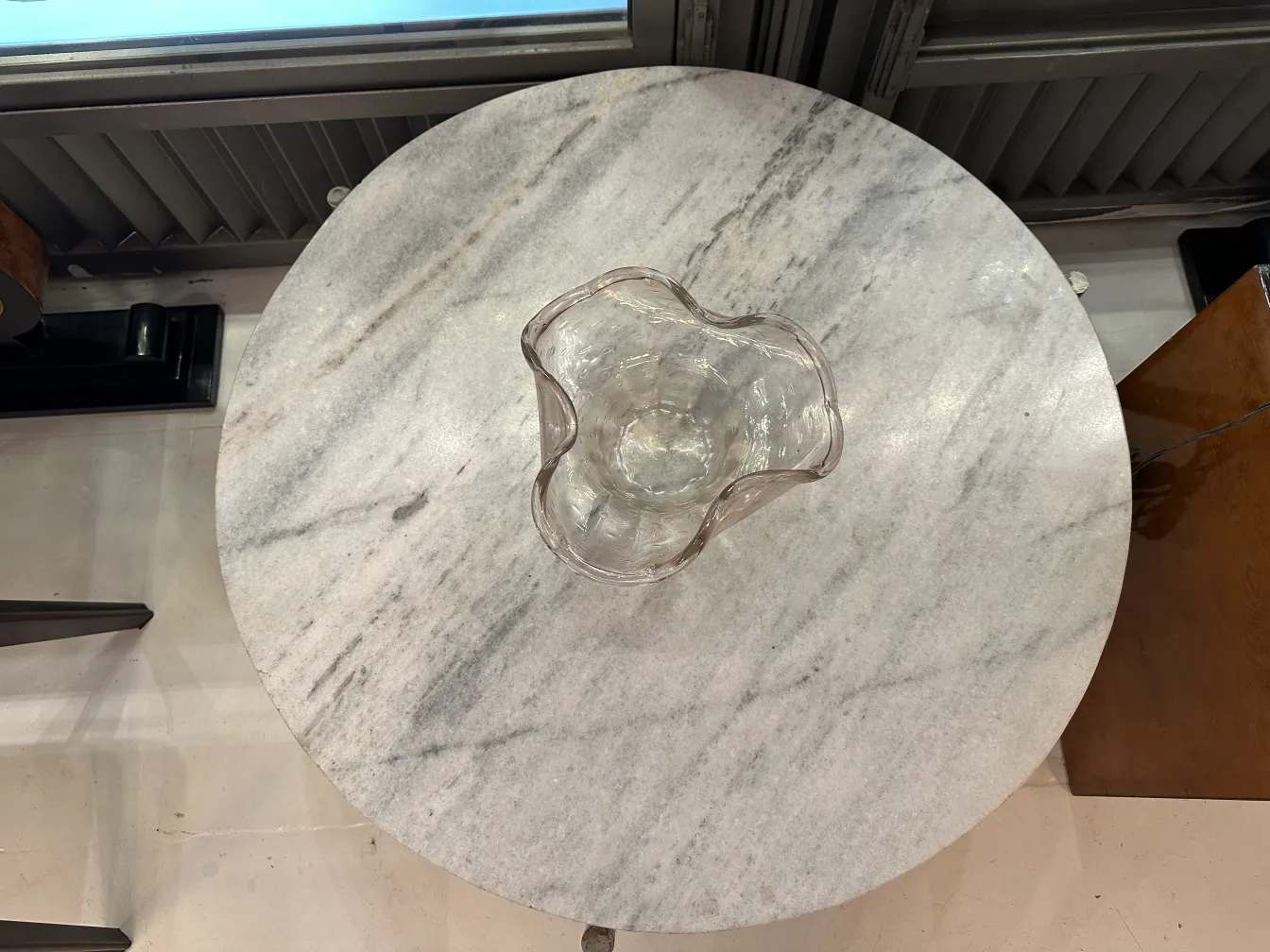 jarrón de cristal de murano en una mesa de mármol