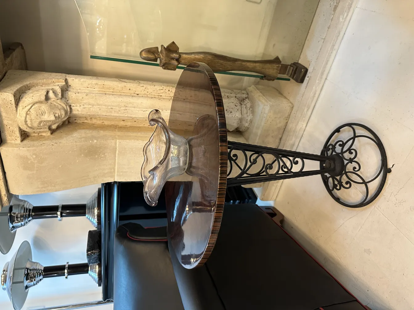 고풍스러운 테이블 위의 무라노 유리 꽃병, 장식적인 세부 사항이 있음