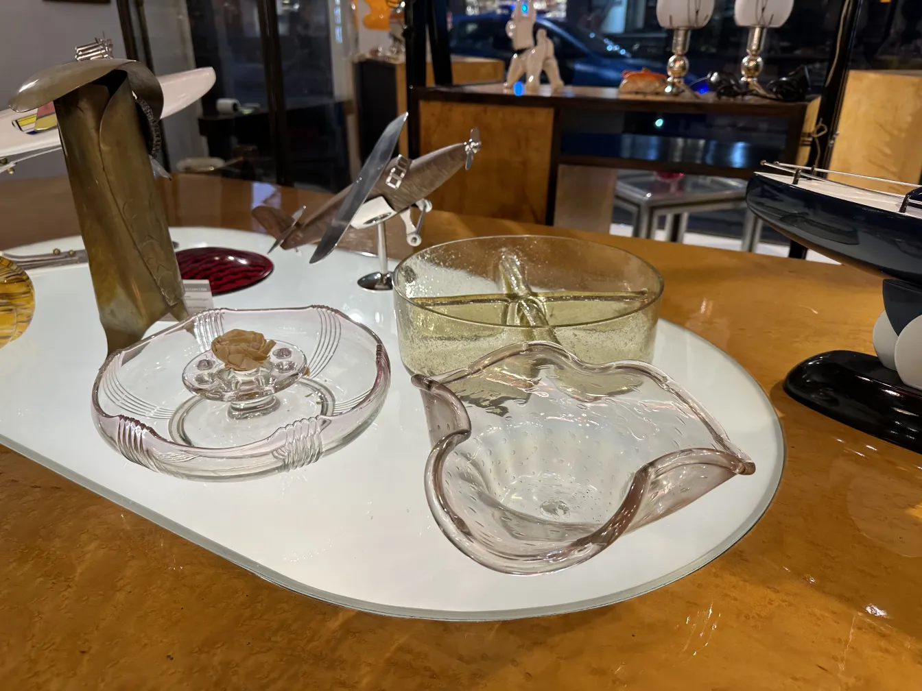 Cristal de Murano avec des formes élégantes et des détails raffinés dans un cadre classique.