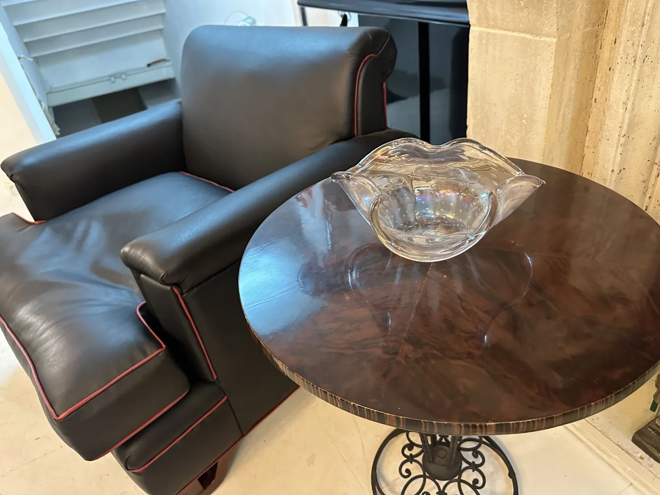 وعاء زجاجي مورانو قديم على طاولة بحاجة إلى تنظيف