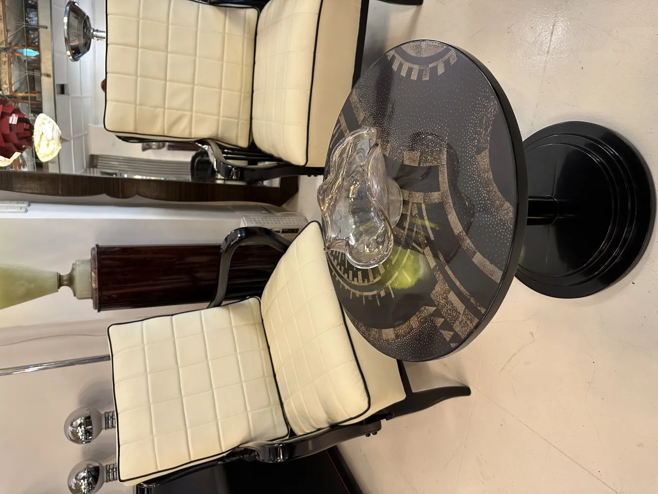 antico vetro di murano su tavolo decorativo