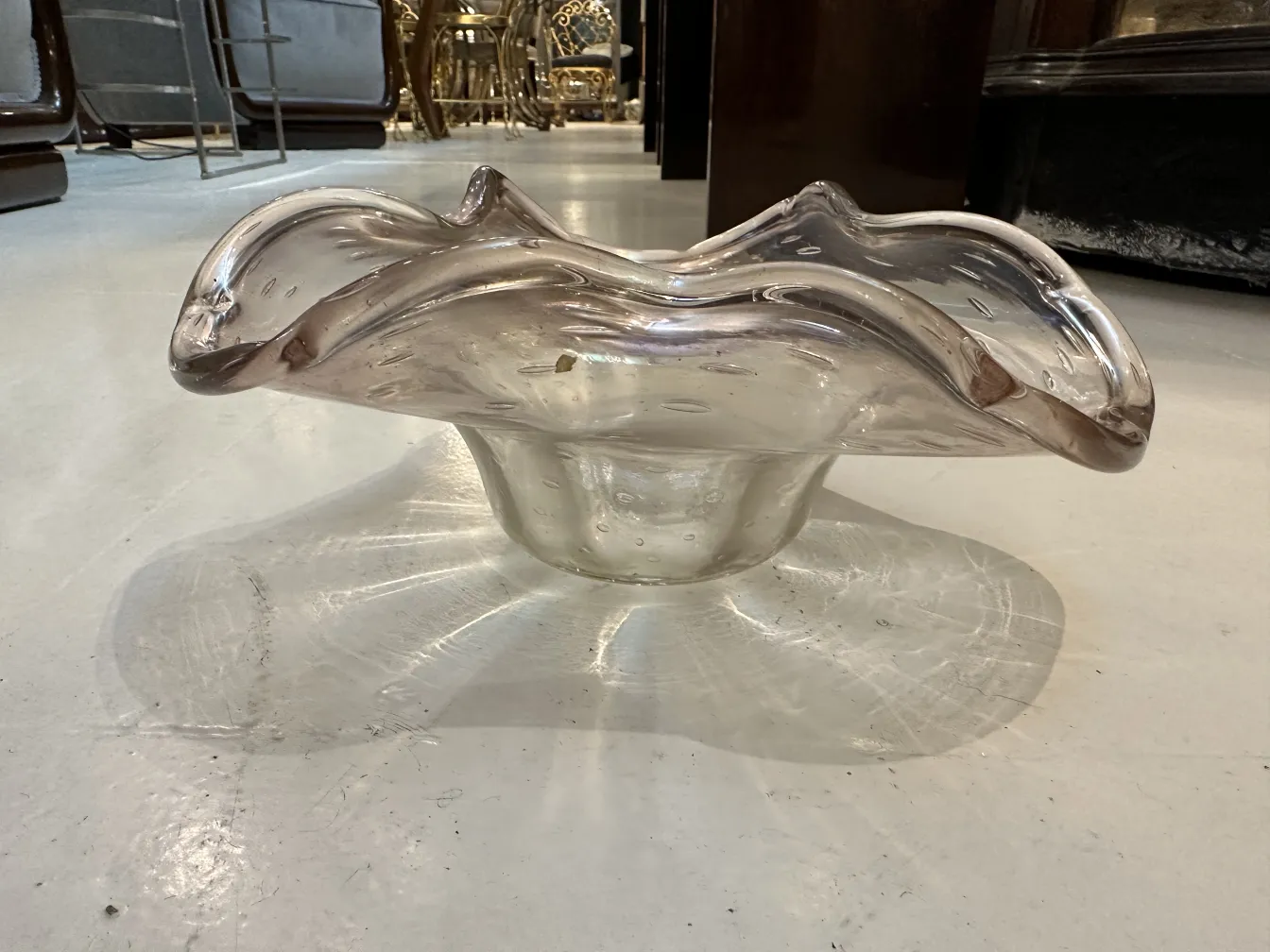 ornamento de cristal de murano com formato ondulado e claro