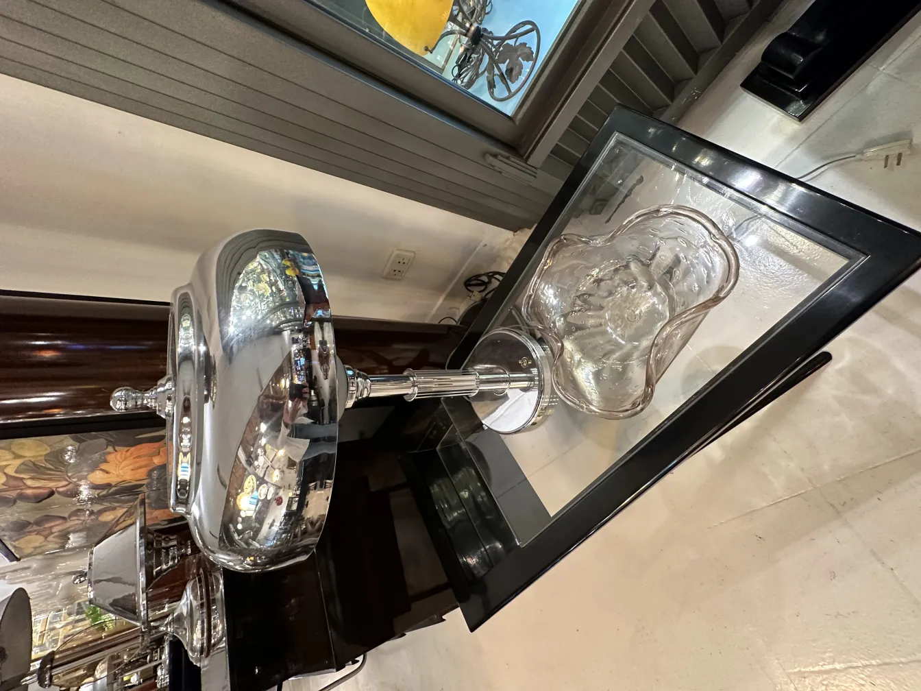 pezzo decorativo antico con riflessi lucenti