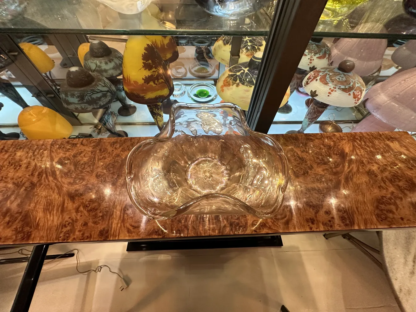 linda peça de cristal de murano com formas sinuosas e suaves