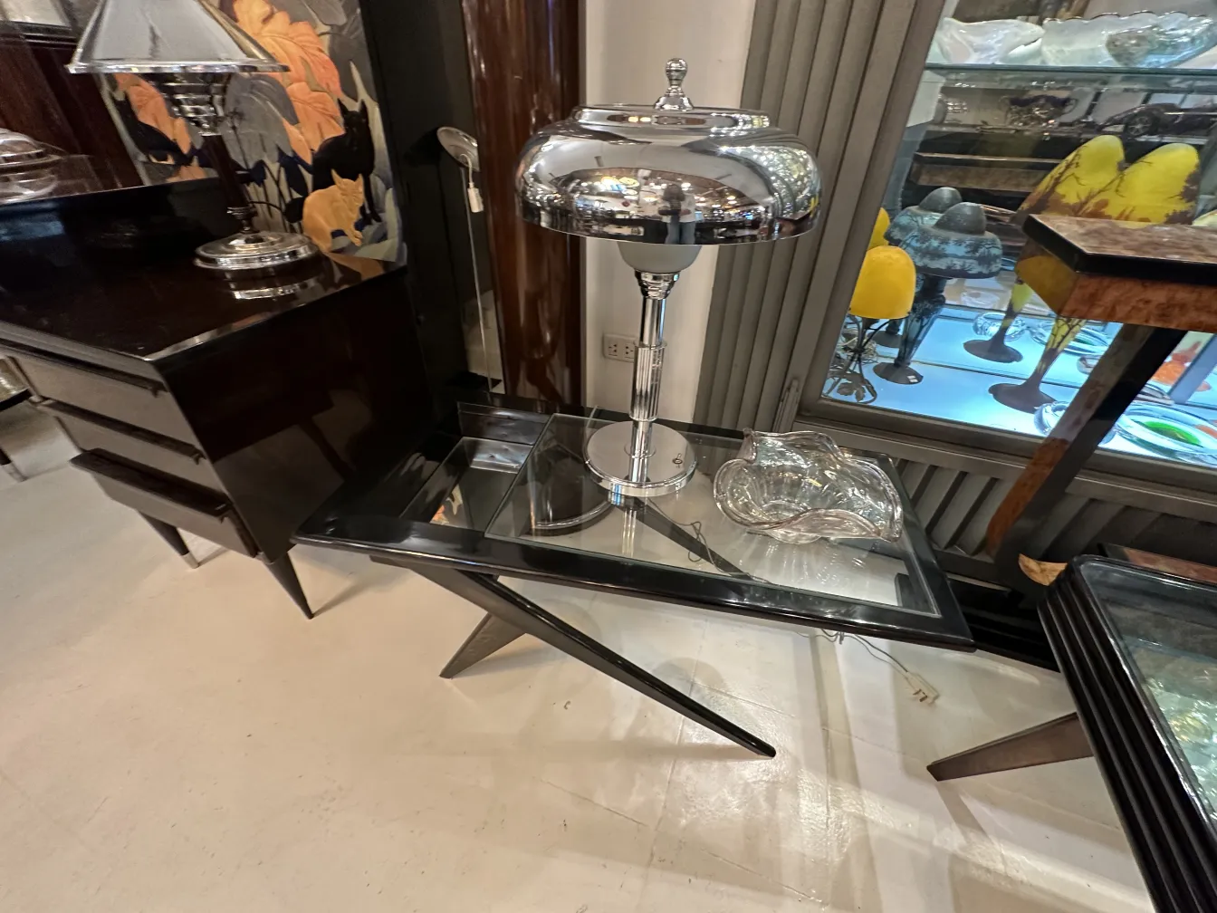 antikes murano-glas auf einem stilvollen tisch