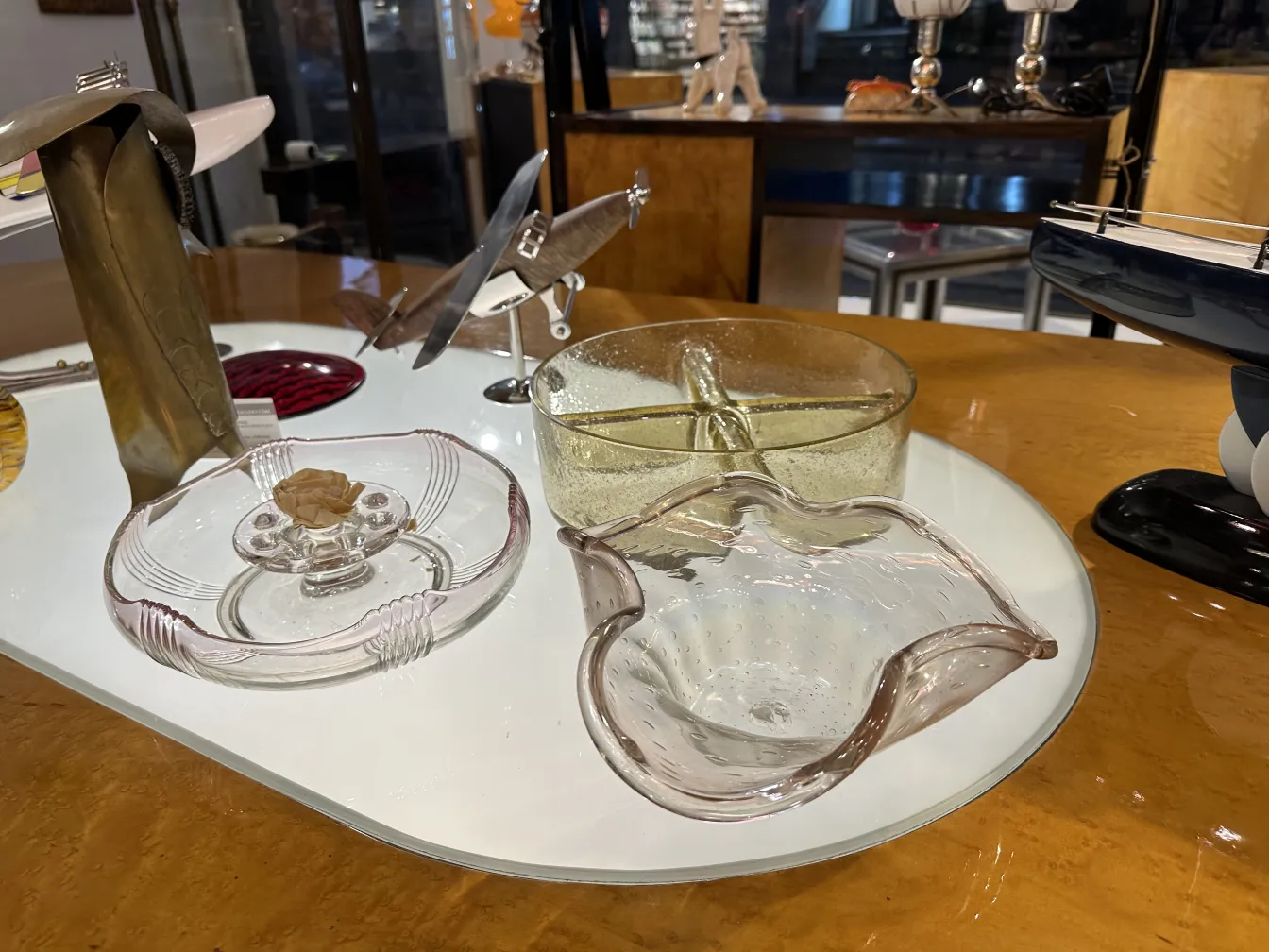 beau cristal de murano avec design ondulé et fleur