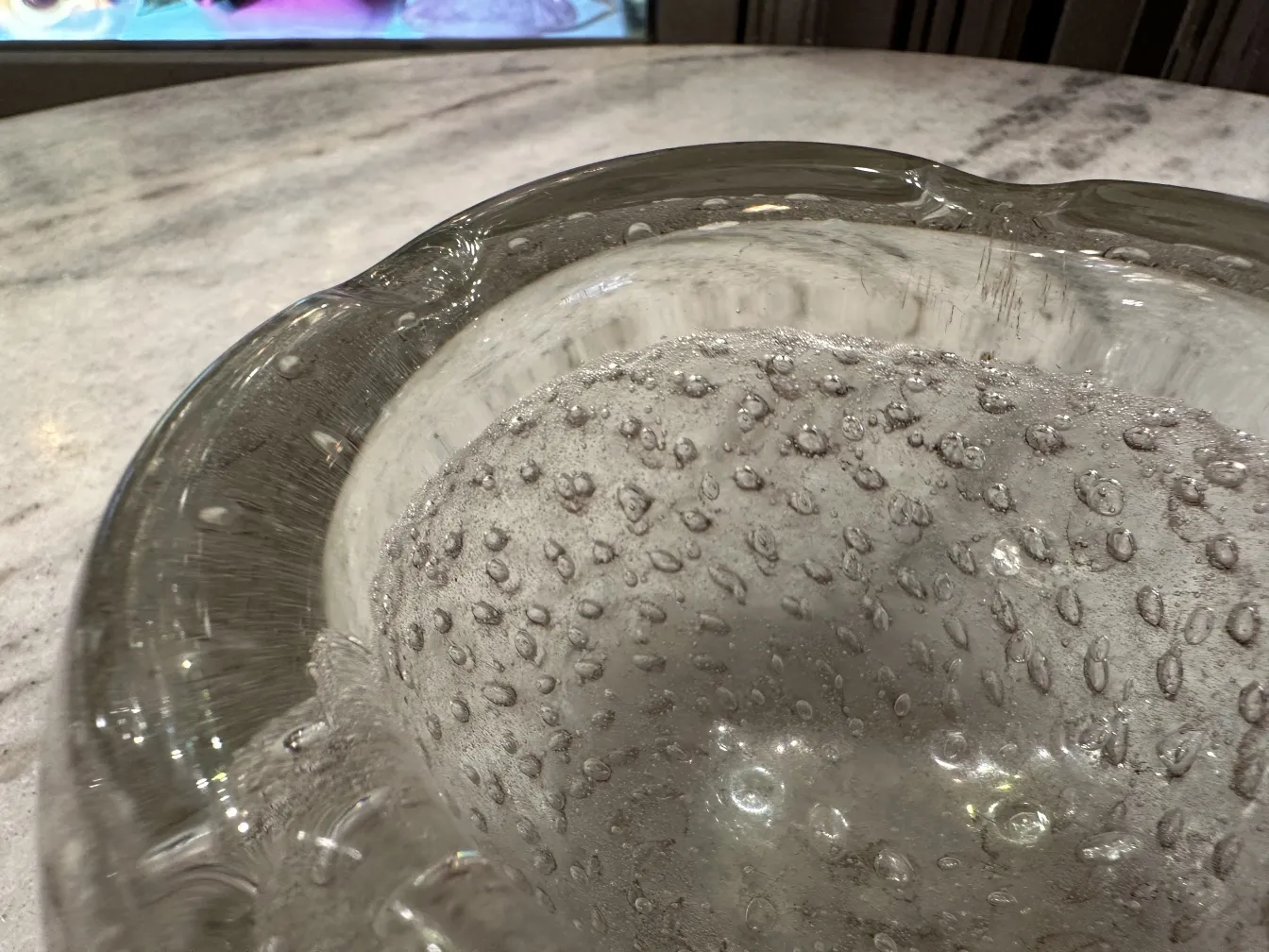 plat ancien en cristal de murano avec des bulles