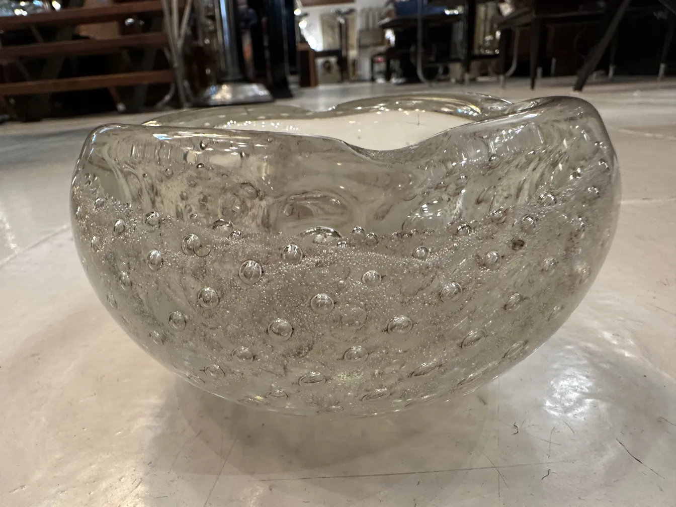 Ciotola di vetro di Murano con bolle, forma arrotondata, in un ambiente antico.