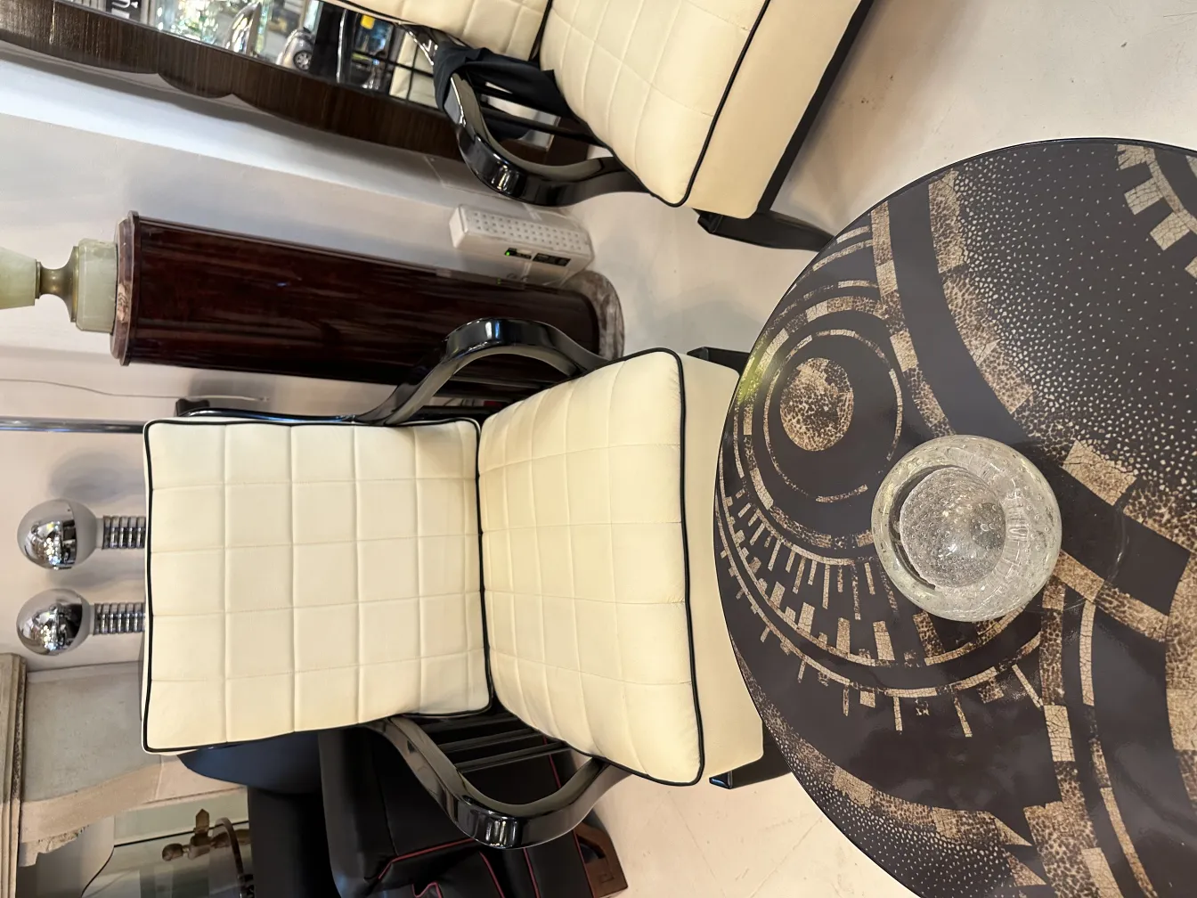 طقم طعام قديم مزين بأناقة