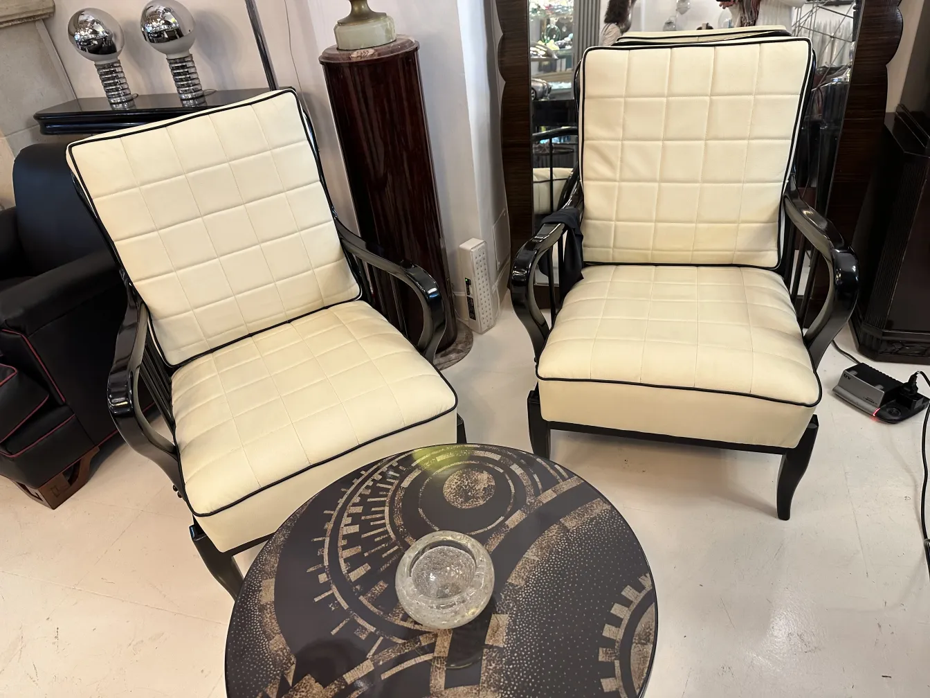 deux chaises anciennes avec du cristal de murano sur la table