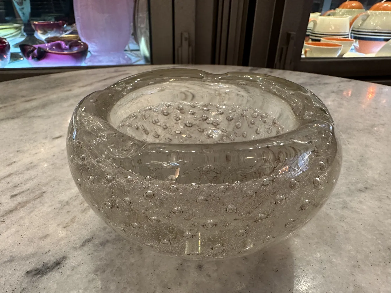 dekorative schale aus murano-glas mit blasen