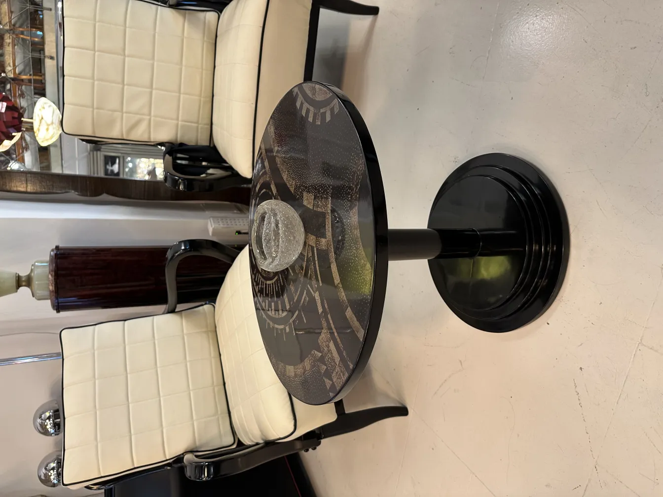 table décorative avec ancien cristal de murano et chaises