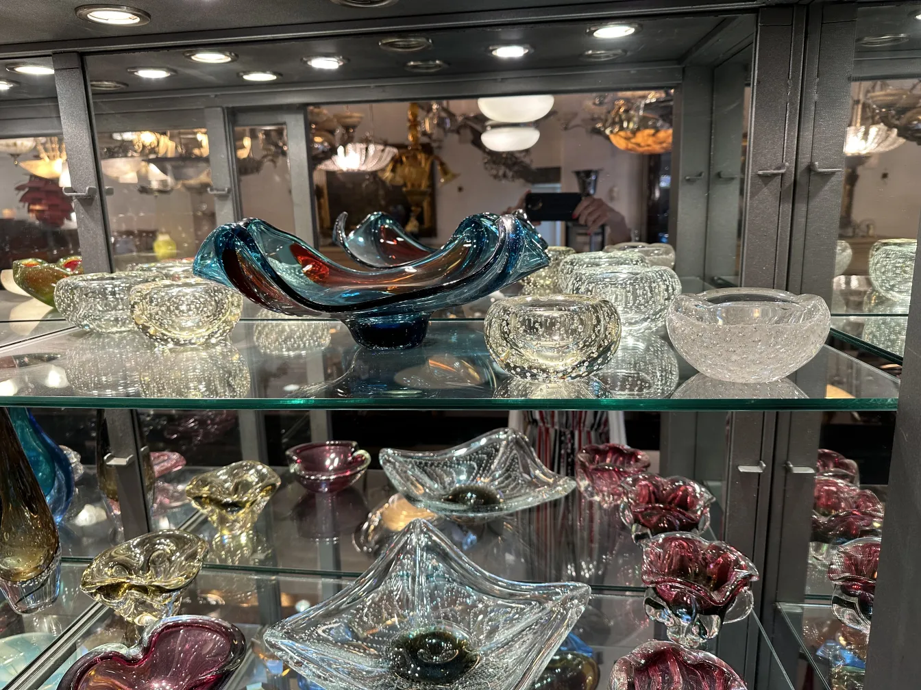 pieza decorativa antigua de cristal de Murano en estante