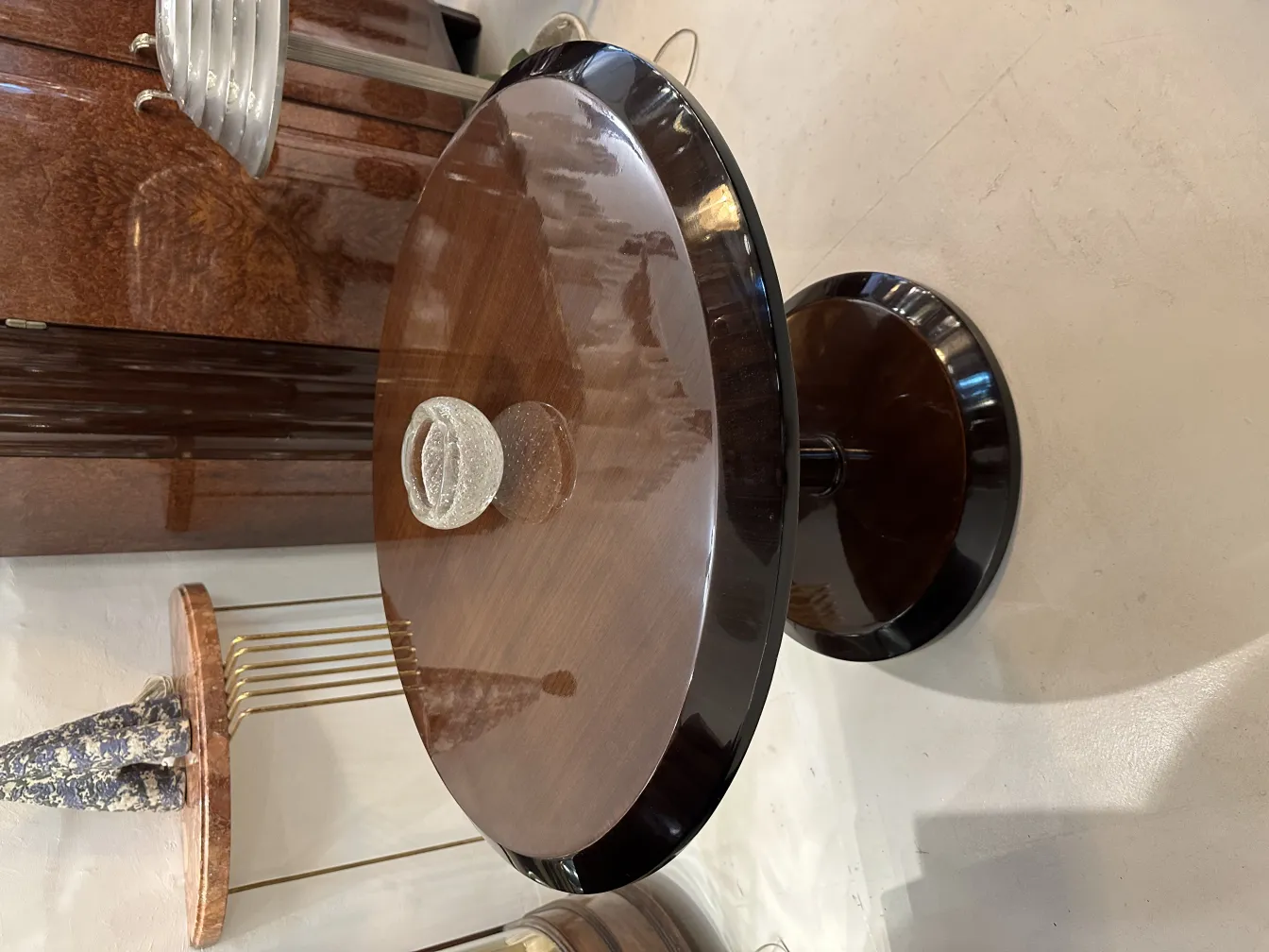 vetro di murano su tavolo decorativo con sfondo elegante