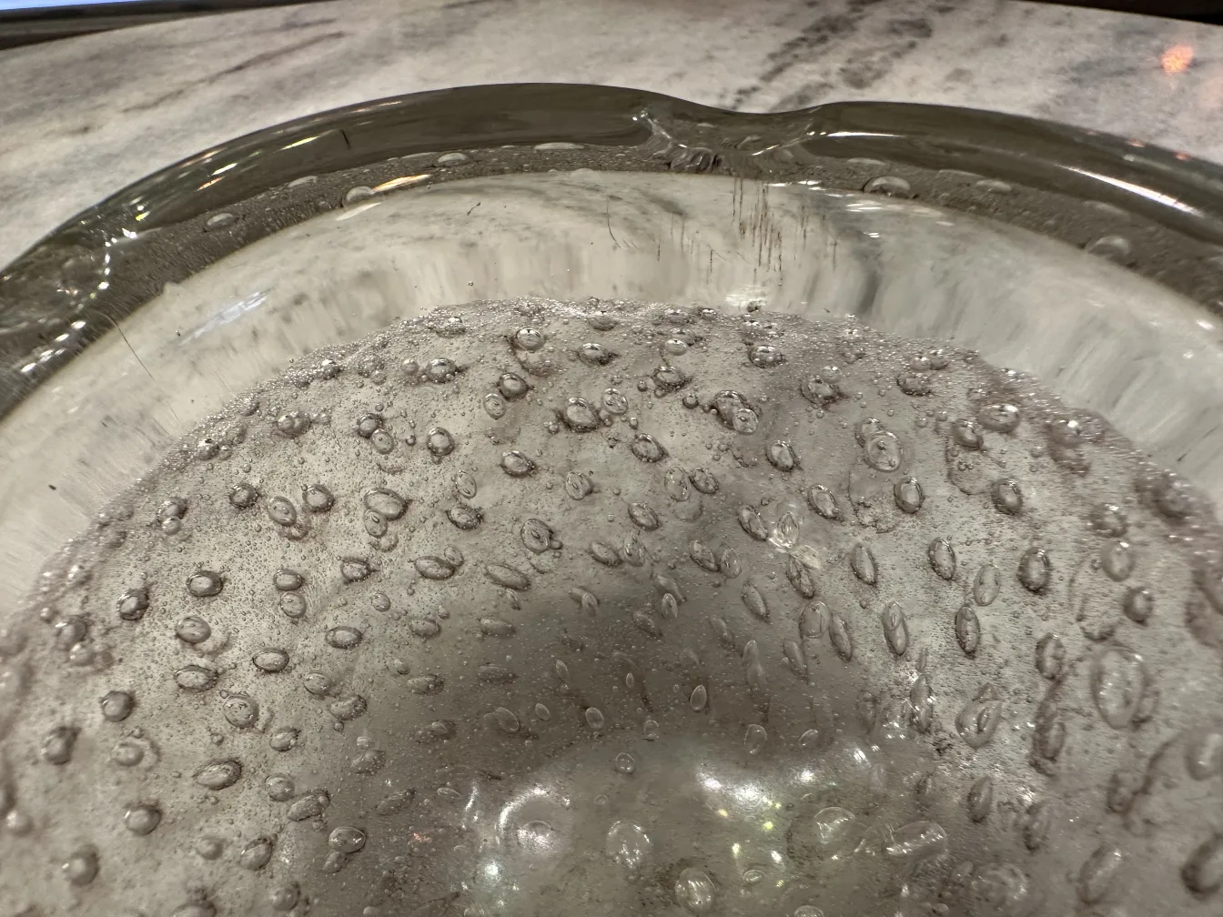 un antiguo cristal de murano con burbujas decorativas