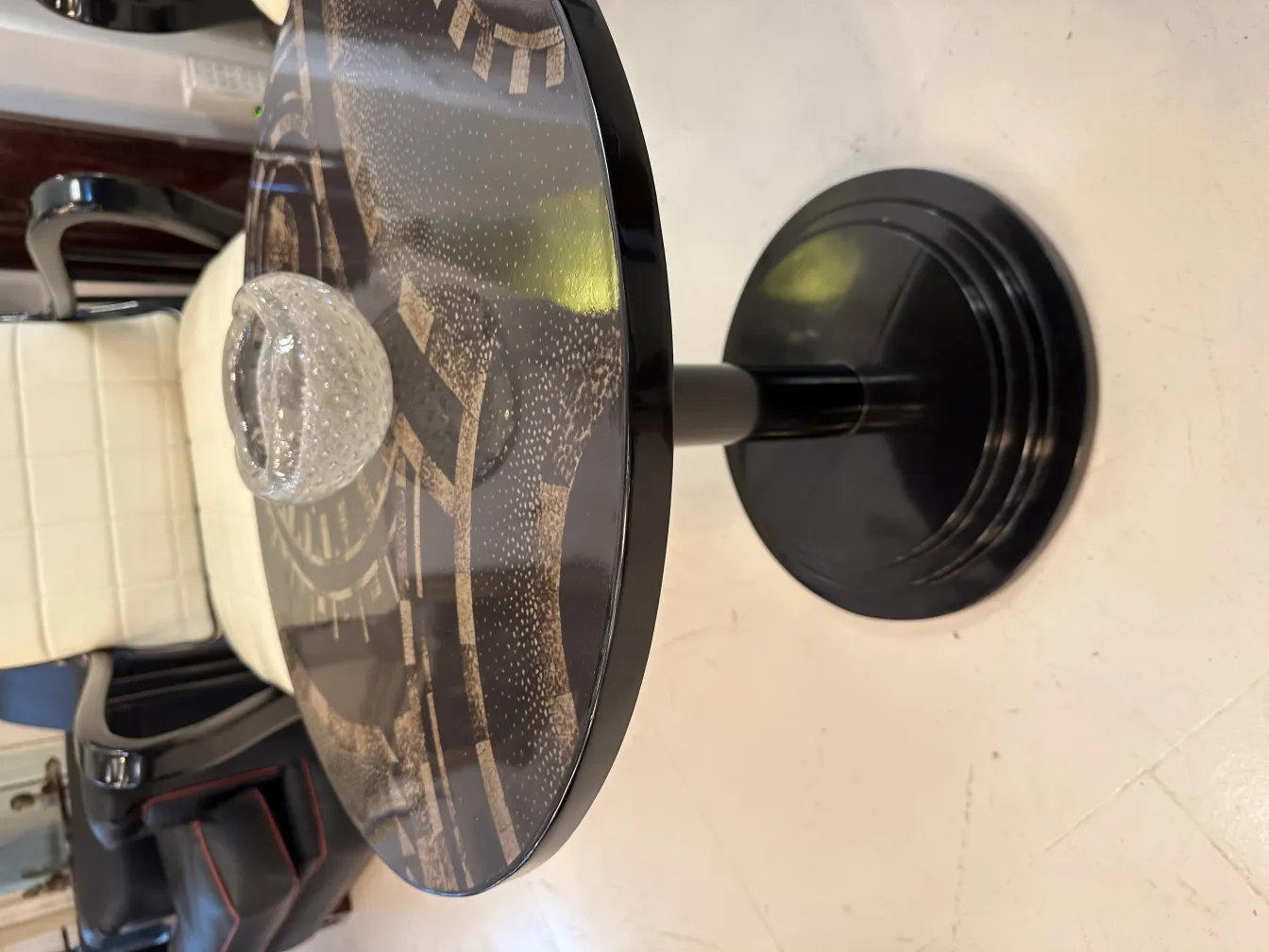 원형 고대 무라노 유리, 테이블 위에 우아한 디자인.