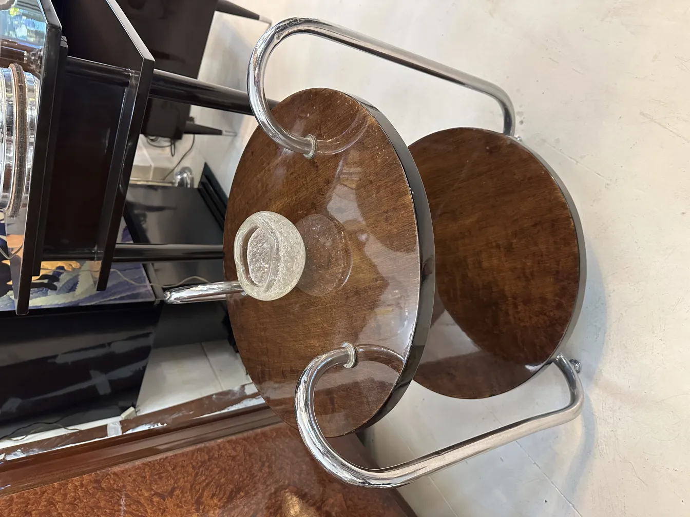 mesa con antigüedad y cristal de Murano claro, elegante diseño