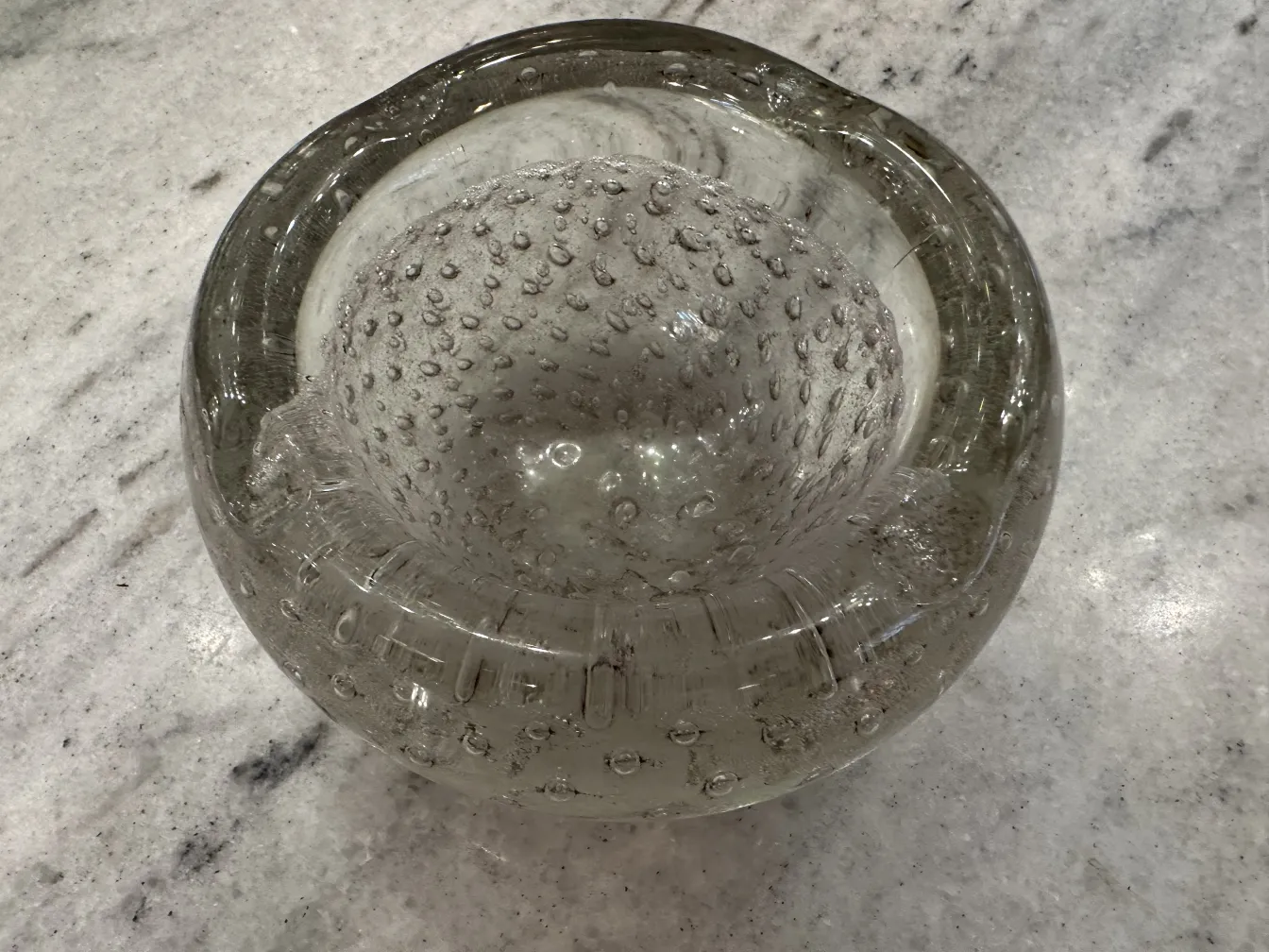 泡が光を反射する古いムラーノガラス