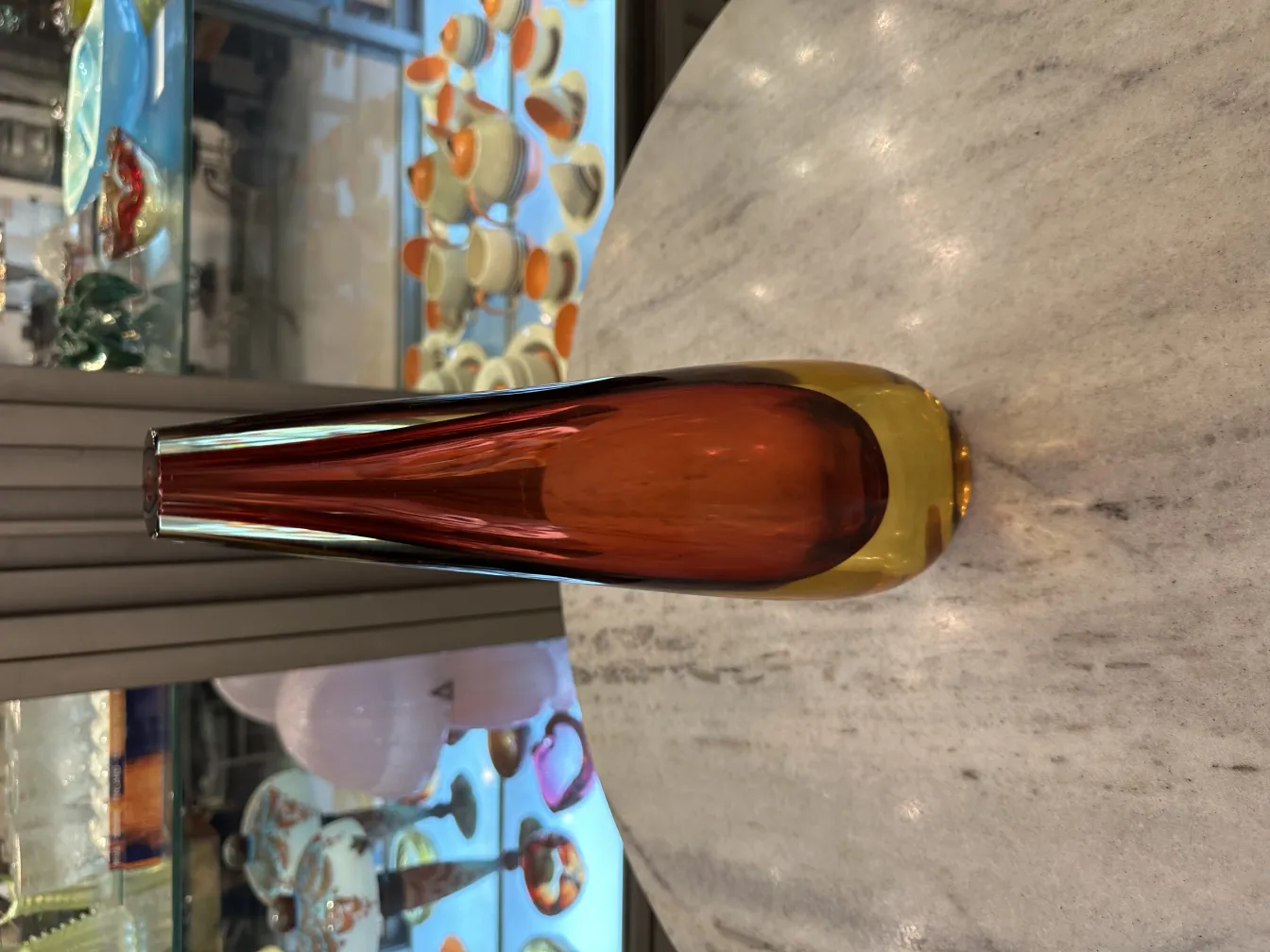 vase decorativo em forma elegante com tons âmbar e amarelo