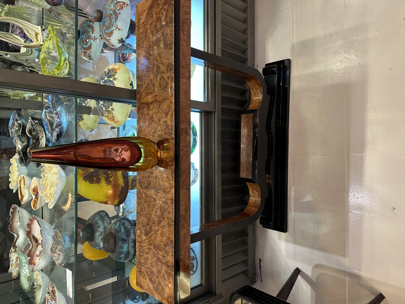 Vasija antigua de cristal de Murano en colores cálidos, decorativa