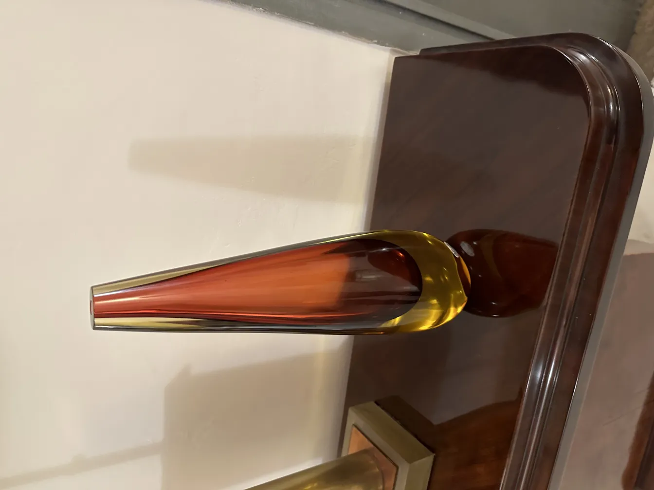 peça decorativa antiga de cristal de murano em tons quentes