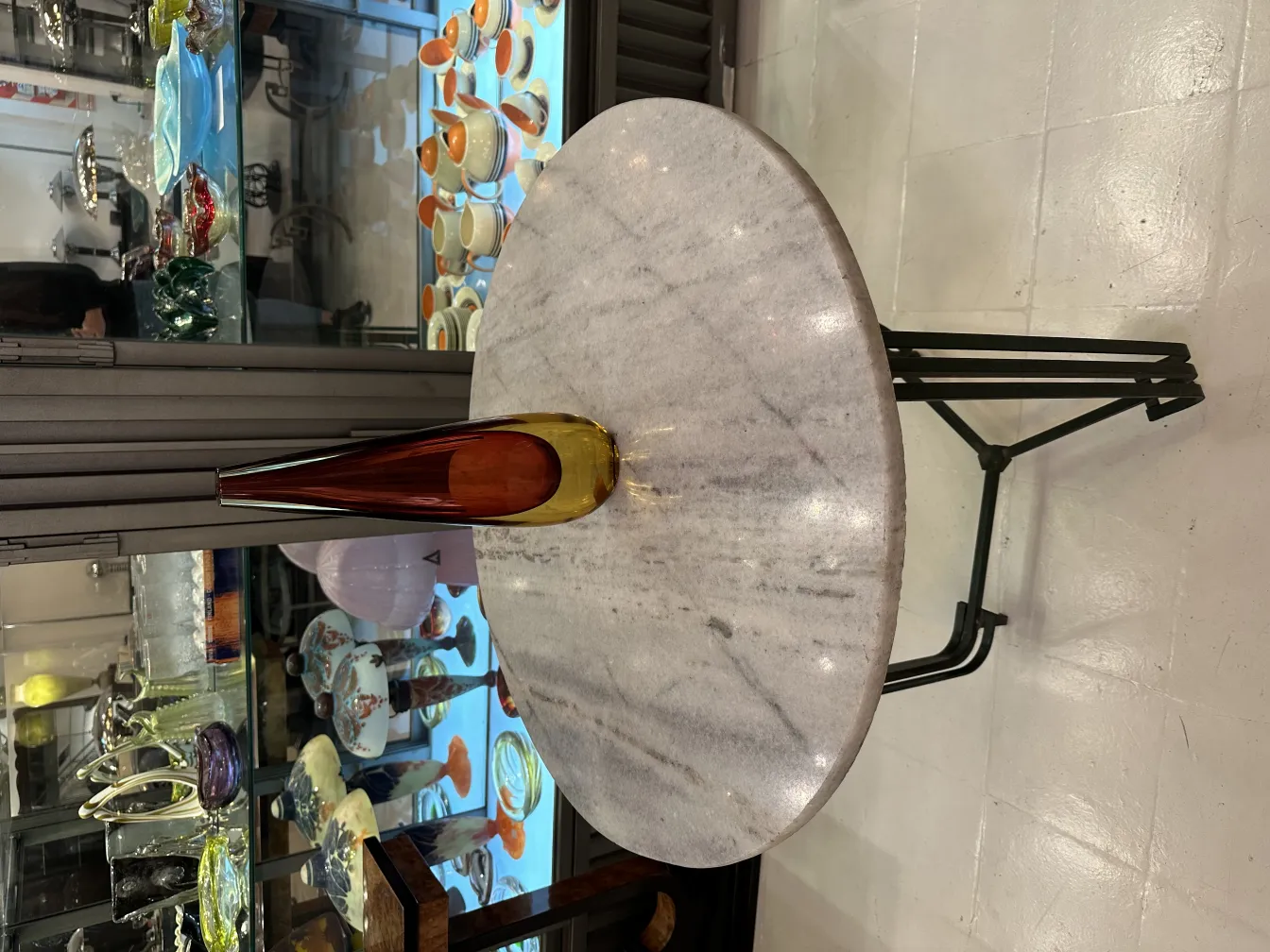 schmale murano-glas-vase in hellen farben