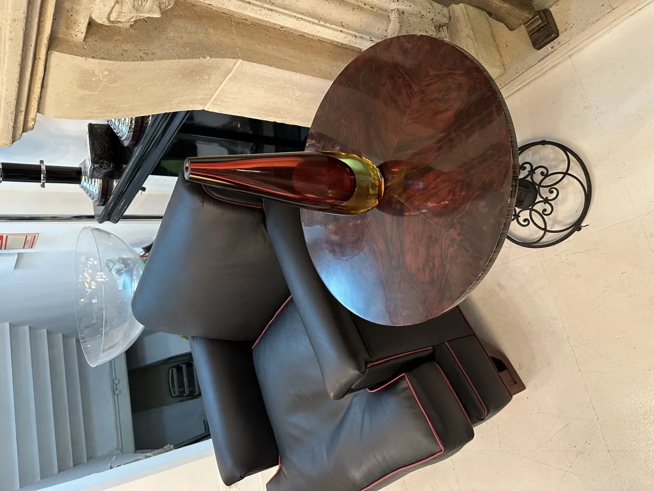 Vaso antiguo de cristal de Murano con tonos marrones y amarillos, decorando una mesa moderna.