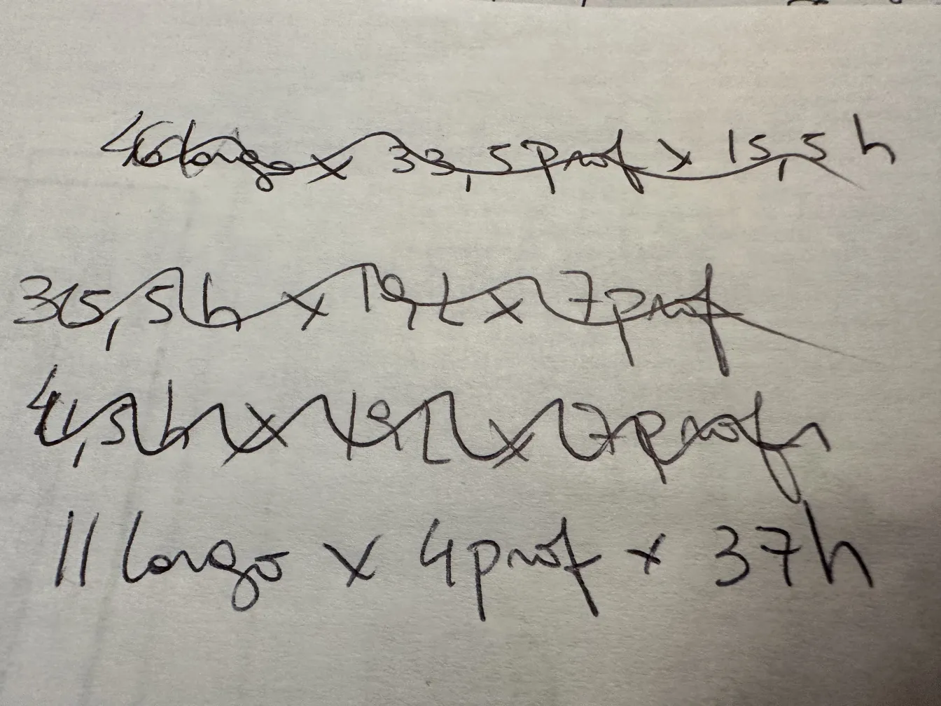 고급스럽고 고전적인 무라노 유리가 화려한 색상과 세련된 형태로 장식되어 있습니다