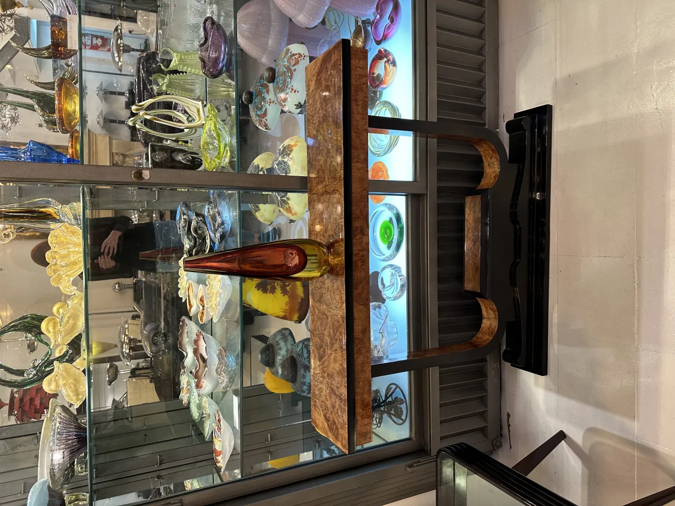 bottiglia antica in vetro di murano con toni caldi su uno scaffale