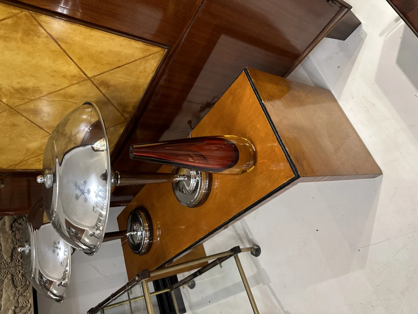 vaso de cristal de murano com formas elegantes em um ambiente antigo