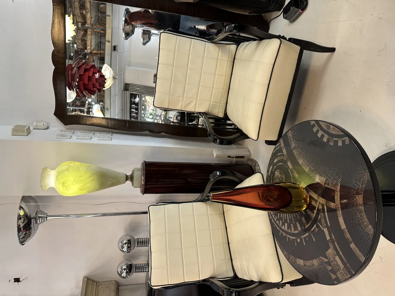 vase antiguo de cristal de murano en un ambiente moderno