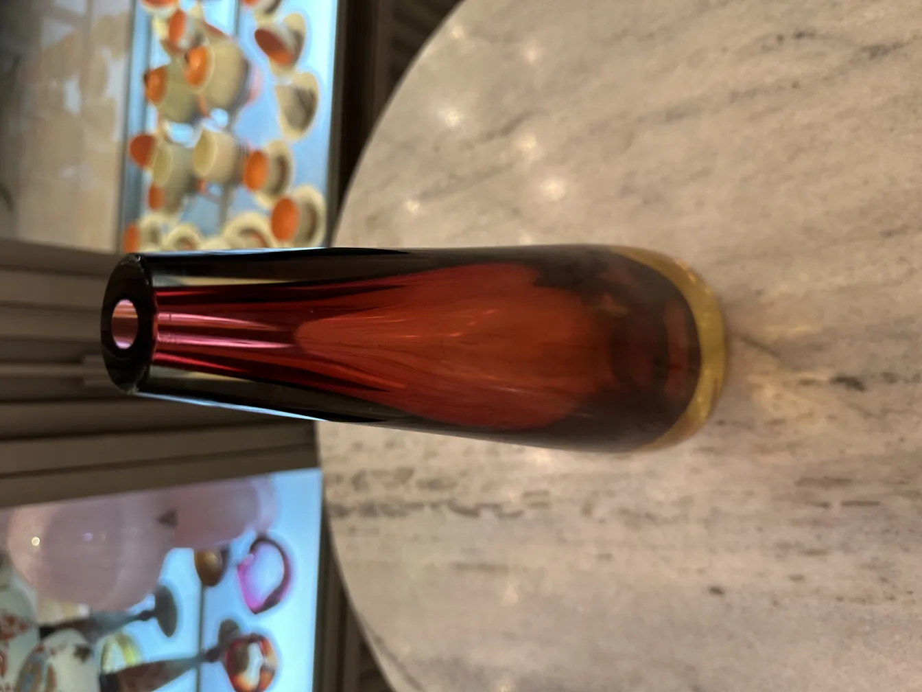 antike murano-glas vase in roten und gelben farbtönen, mit dekorativem hintergrund