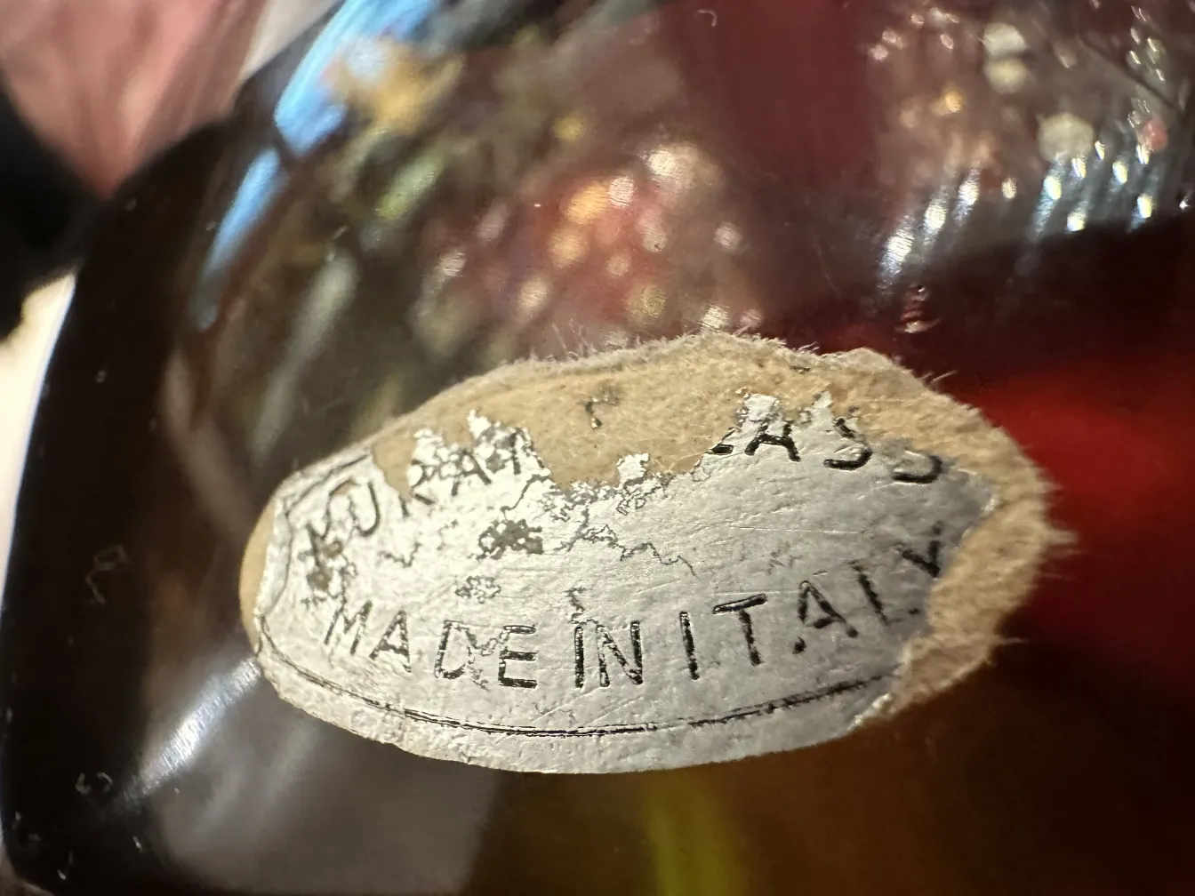 मुरानो कांच प्राचीन लेबल और रंगीन डिज़ाइन के साथ