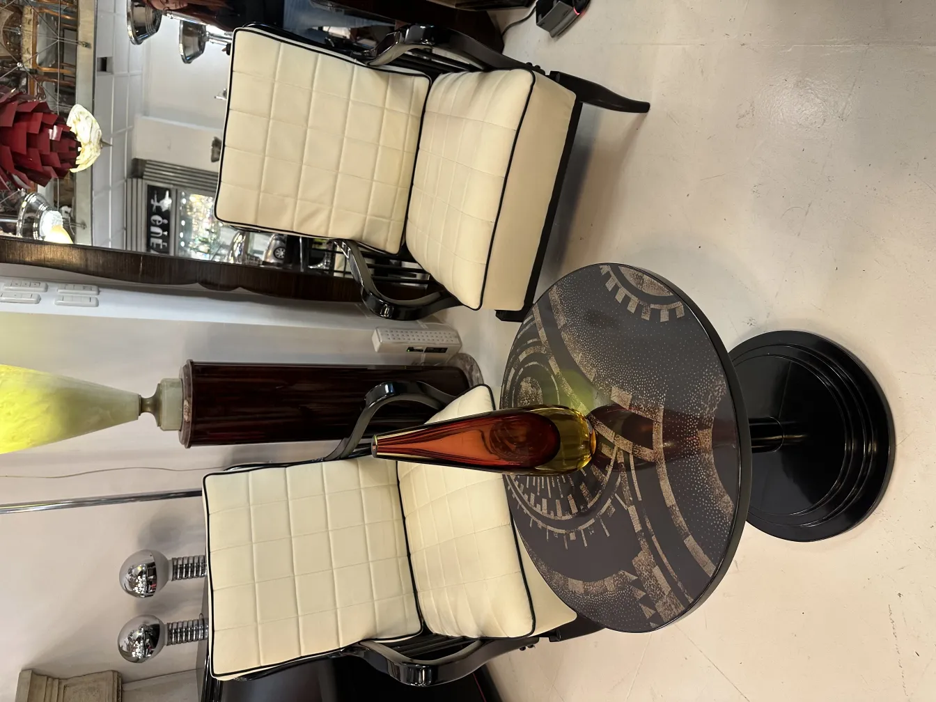 vase en cristal de murano aux tons ambrés sur une table noire