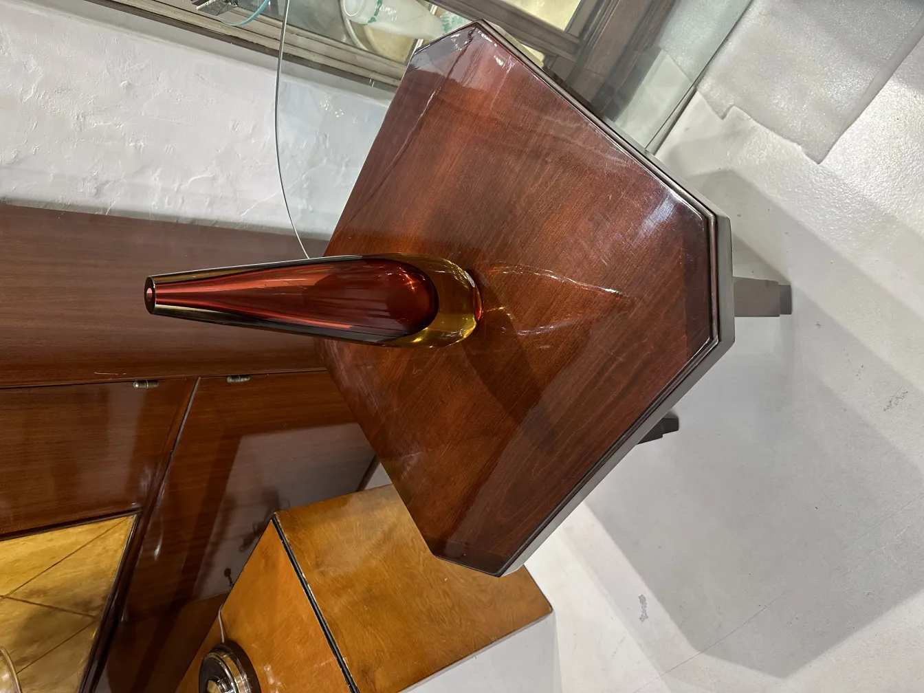 vase allungato in vetro di murano in tonalità ambra