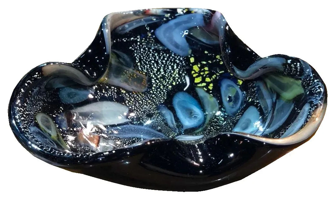 Antigo cristal de Murano com cores vibrantes e formas onduladas em fundo escuro