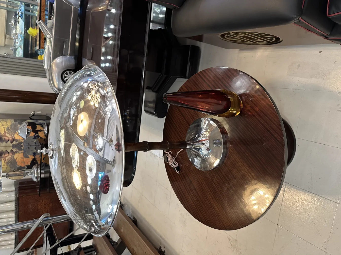 Elemento decorativo antico in vetro di Murano di forma elegante e colori vivaci