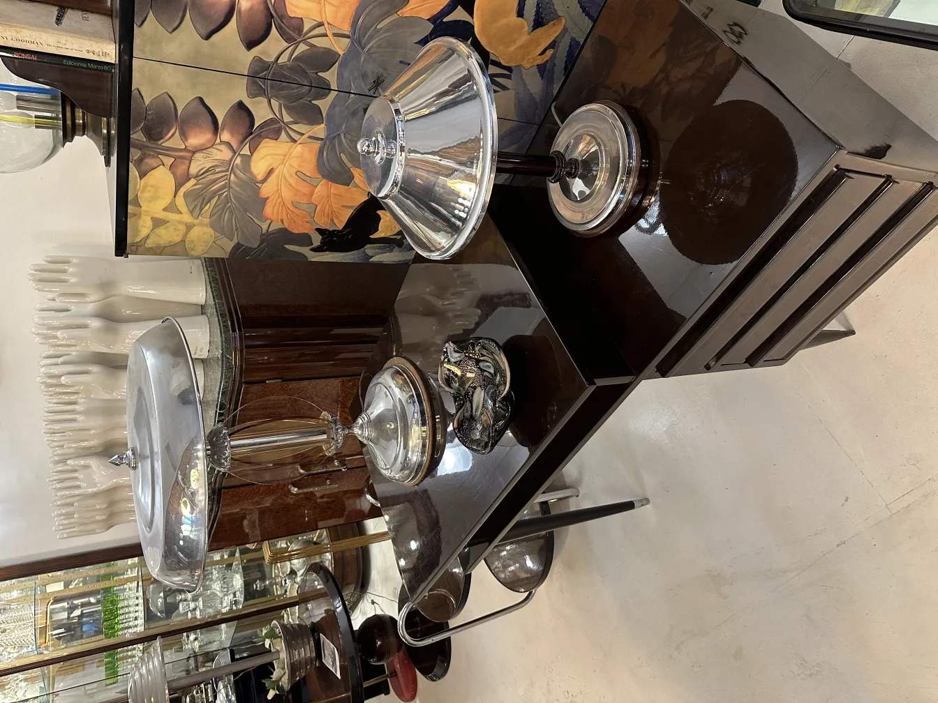 antikes Murano-Glas mit eleganten Formen auf einem Tisch