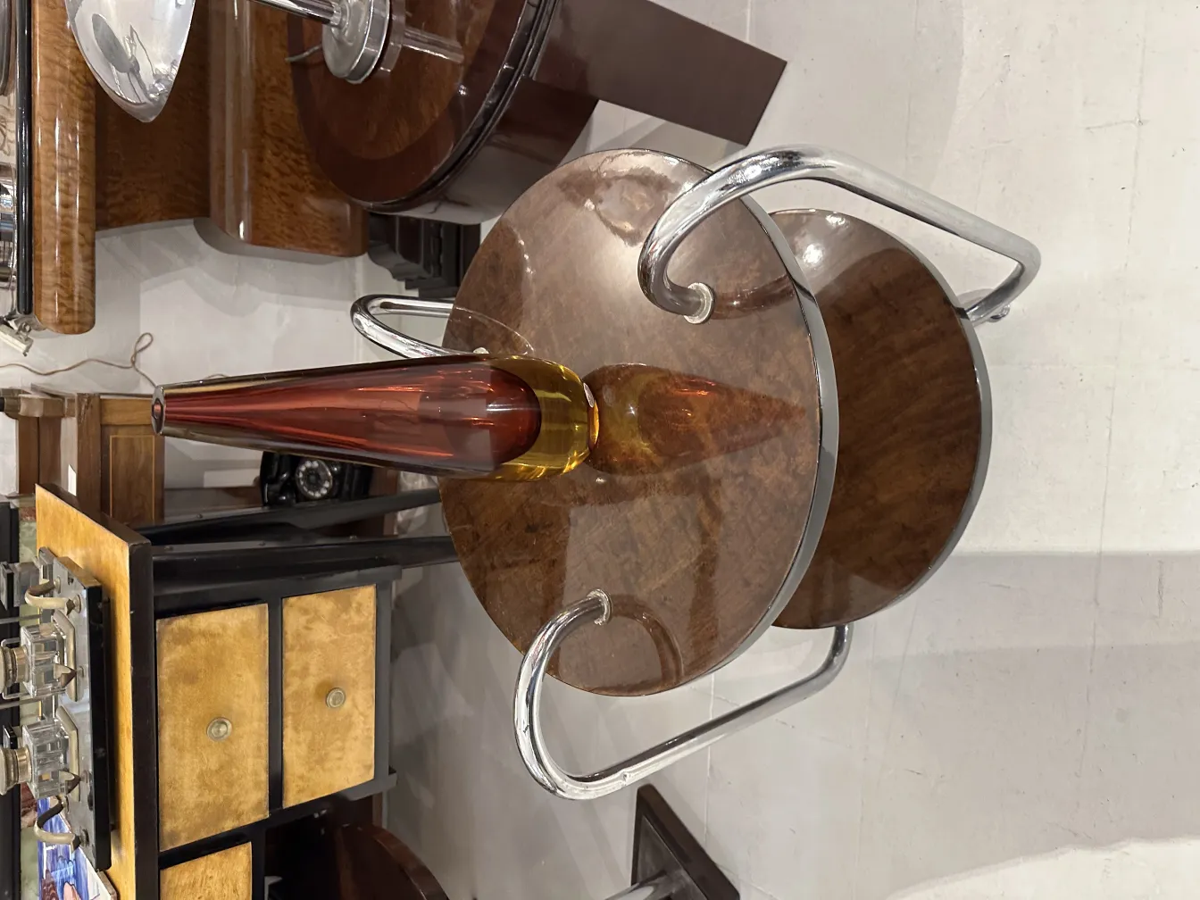 antik murano-glas vase in bernsteinfarbe auf tisch