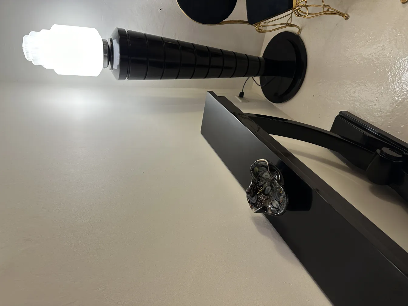 schwarze stehlampe mit dekorativem murano-glas