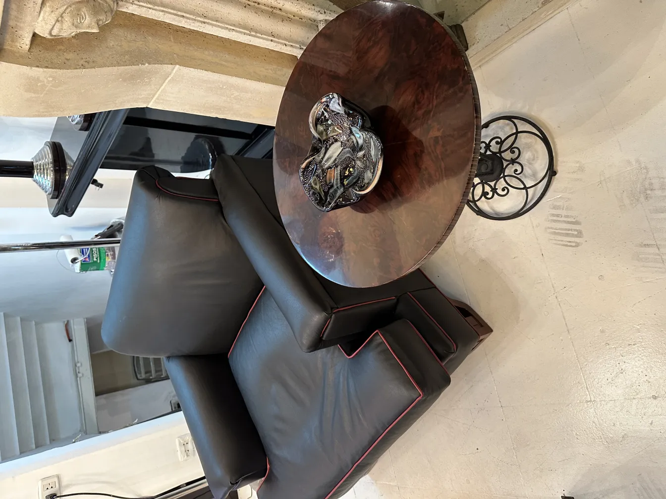 antikes murano-glas dekorativ mit lebhaften Farben auf einem runden Tisch