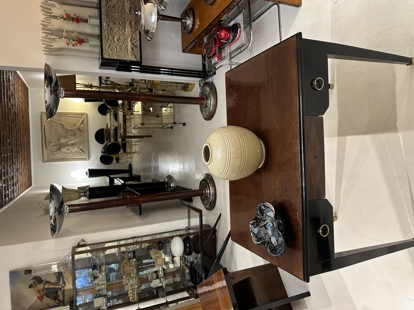 दृश्य में अनोखी आकृतियों और रंगीन विवरणों के साथ सजावटी प्राचीन मुरानो कांच।