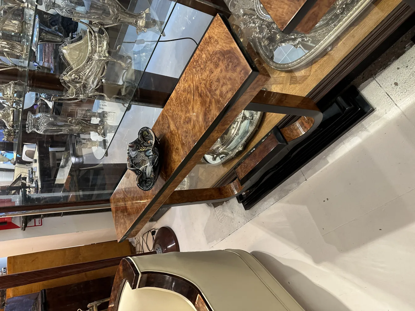 decorazione antica in vetro di murano con tonalità scure e forme eleganti