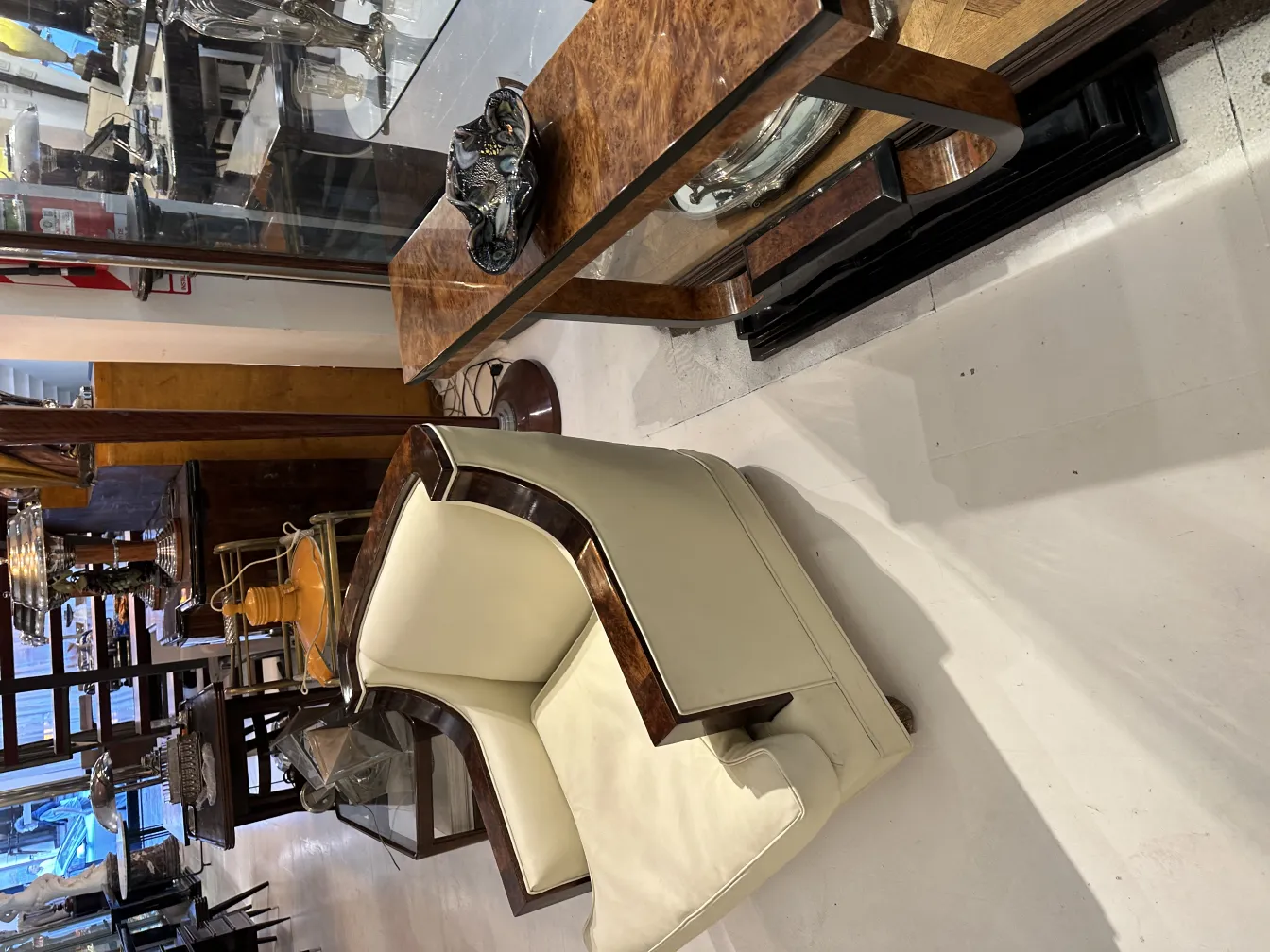 優雅な古いムラノガラス、曲線的な形状