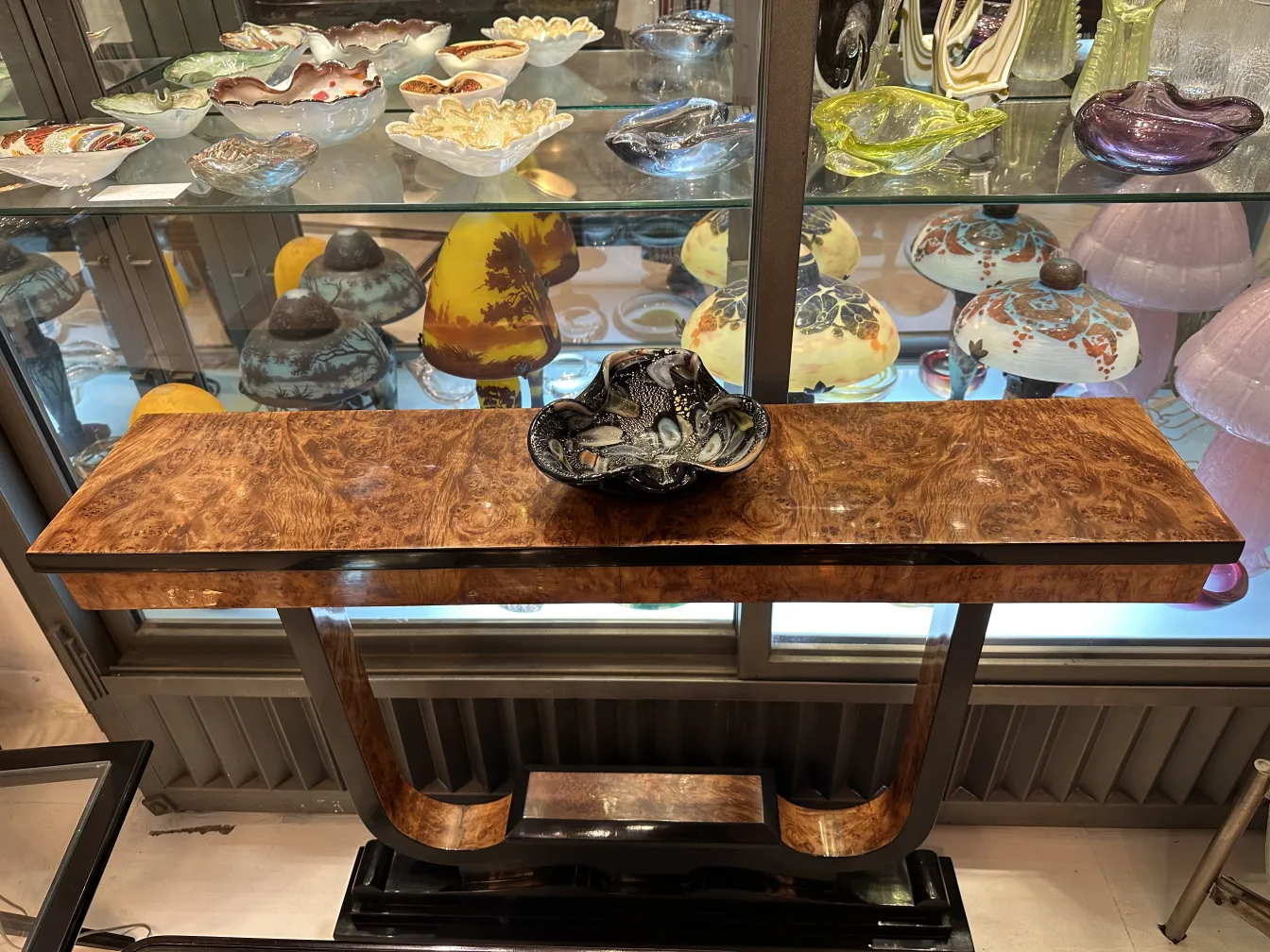 bol en cristal de murano coloré dans un contexte d'antiquités